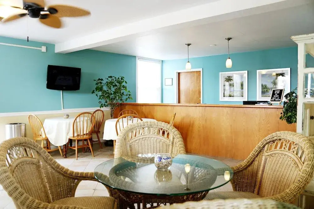 NEW 2026-Ocean Sands Beach Boutique Inn-24Hr Sauna and Salt-Mineral Pool-Free Beach Bikes and Famous Beach-Fresh Baked Cookies-Popcorn-In Room Bathrobes-Sunscreen-65 Inch TVsNetflix-Bedside Candy-Free Laundry- 4 Grand Black Beds-Call & Save-1-252-AHA-SAND