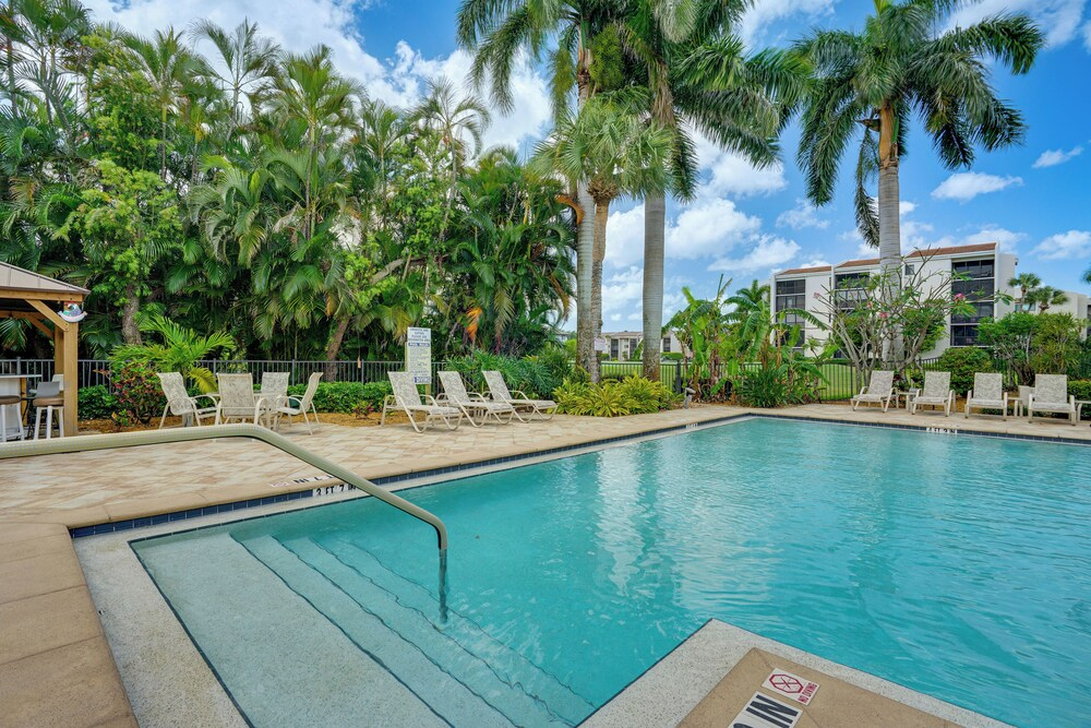 Resort-style Fort Myers Gem: Swim, Golf & Cruise!