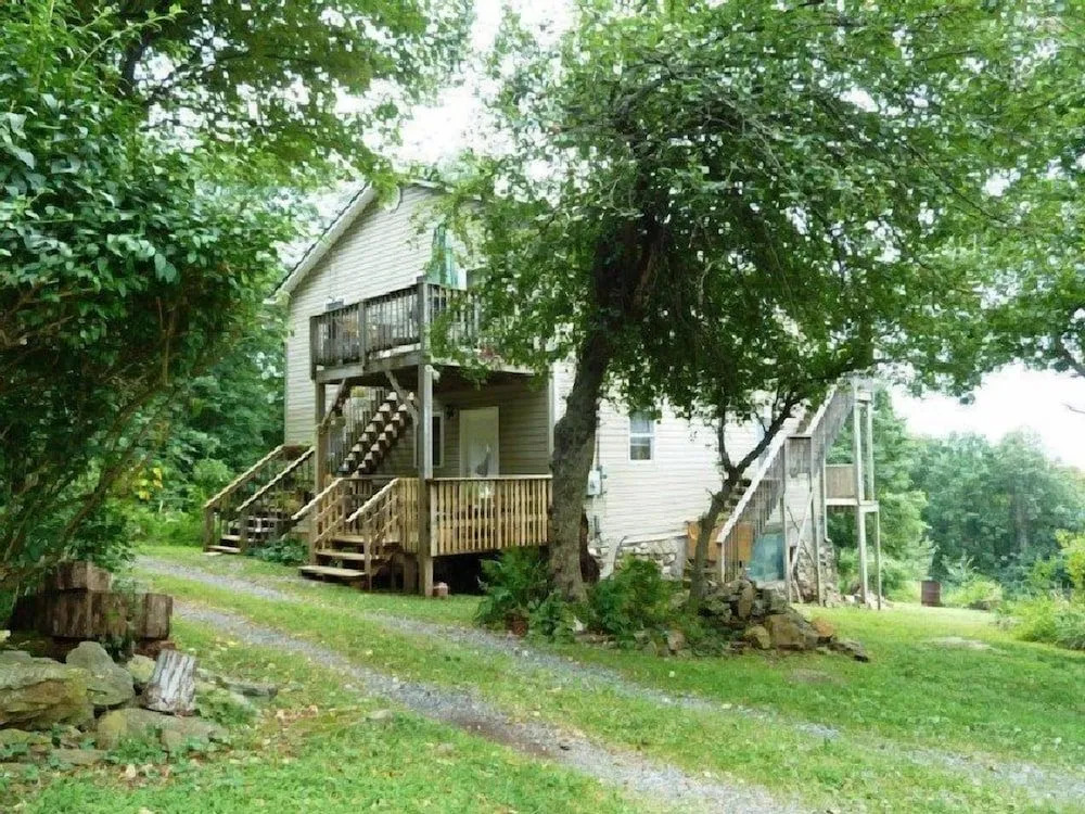 Mountain_roots_lodging