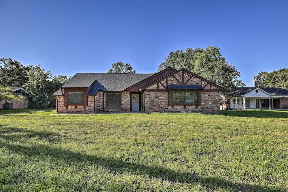 Spacious Seabrook Home w/ Patio: 1 Mi to Beach!
