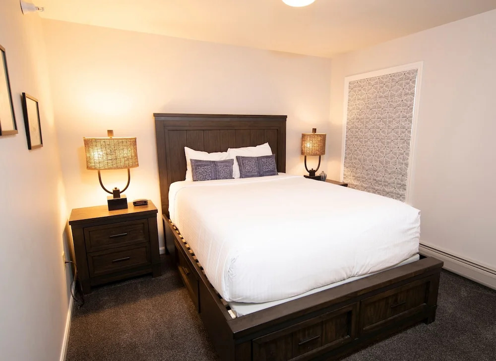 Modern & Updated Winterplace 3br- Sleeps 12 3 Bedroom Condo by RedAwning