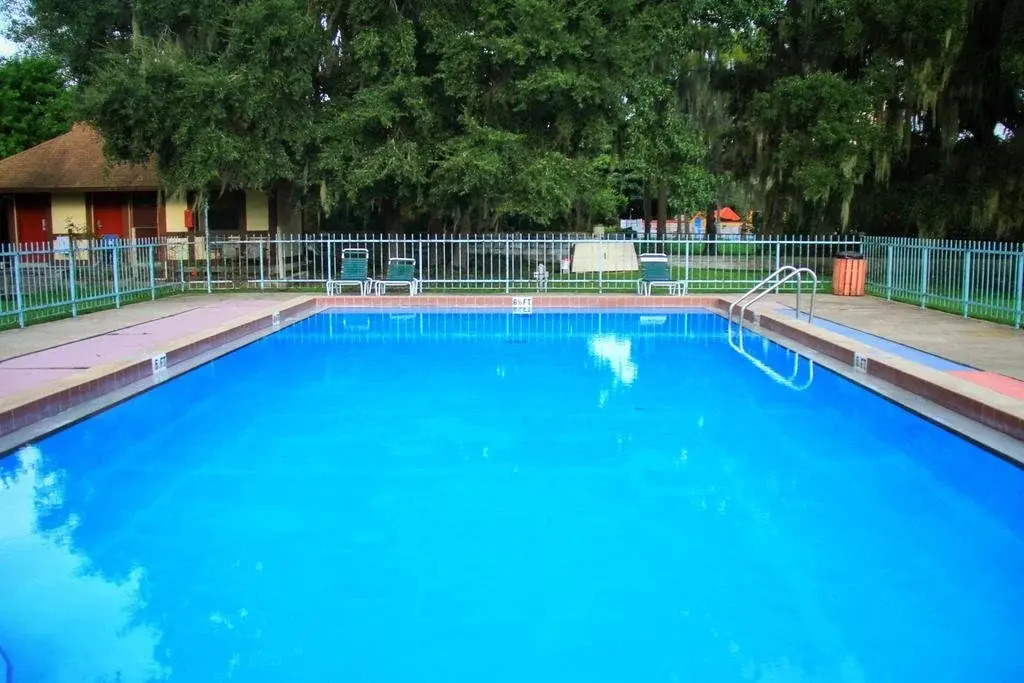 Palm Lakefront Resort and Hostel