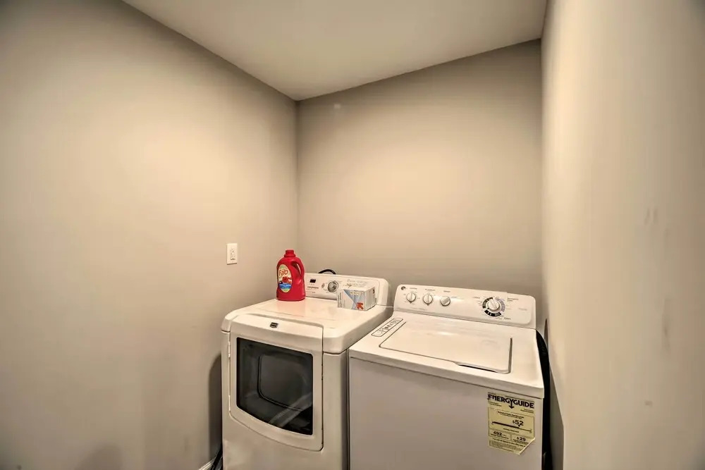 Cozy Bristol Home w/ Yard ~ 1 Mile to Downtown!