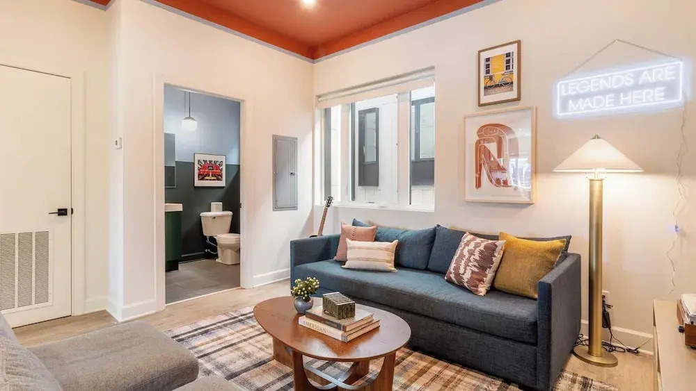 Sleeps 24 Game Rooms, Murals, Balconies Soundcheck & Vinyl House by Avantstay