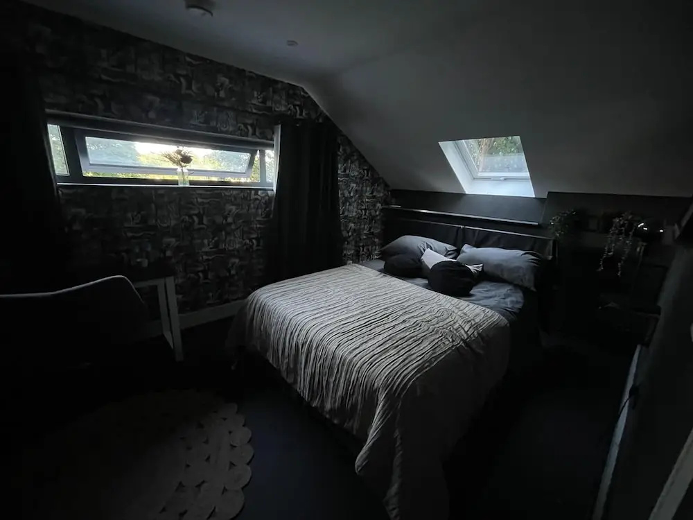 Artsy Retreat - Sleeps 4, Free Parking & Balcony