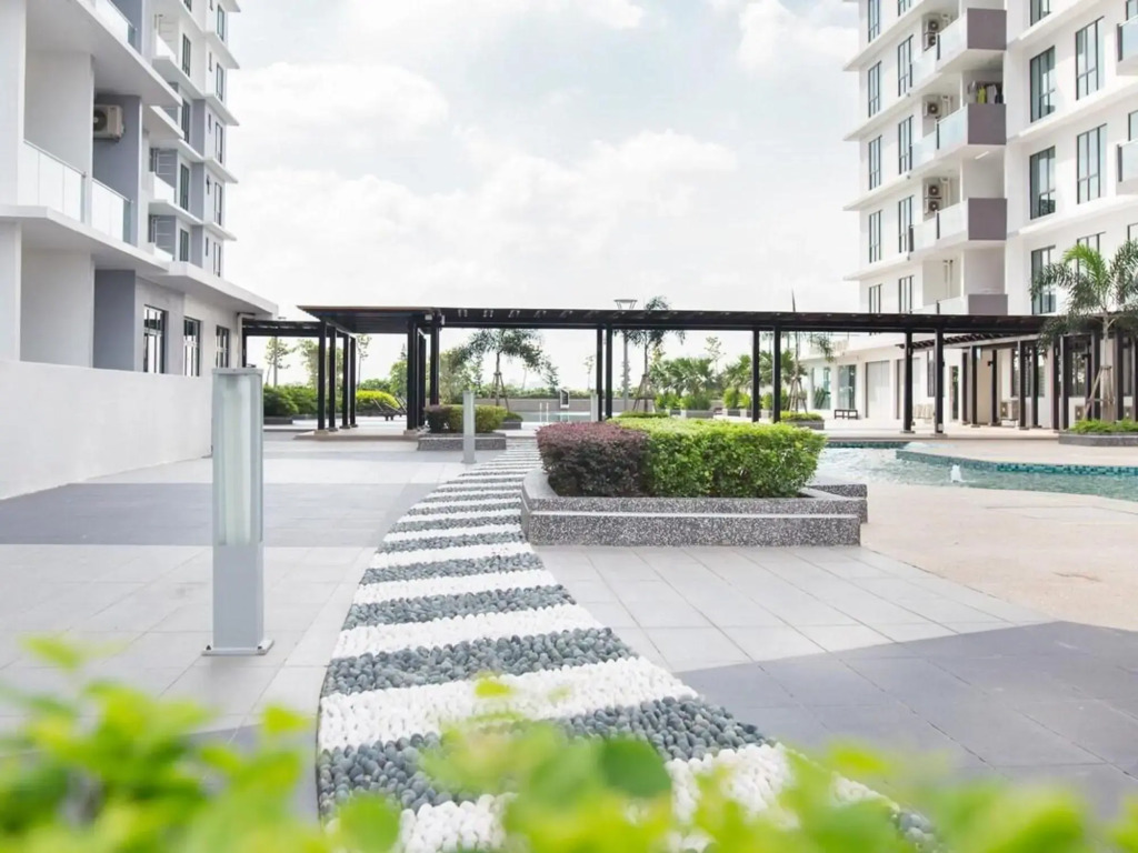 A2603 THE PLATINO NETFLIX PARADIGM MALL By STAY