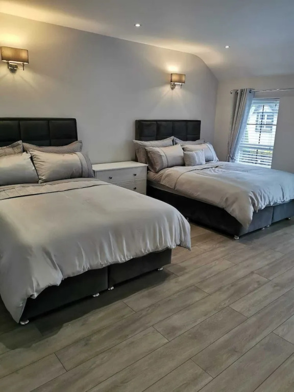 Modern 3-bed Apartment in Magherafelt Sleeps 8