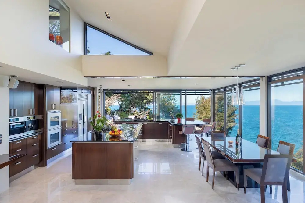 Oceanview Penthouse Suite & Beach Access