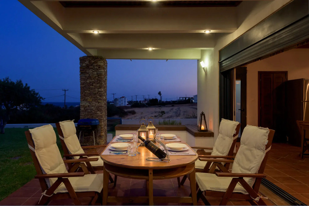 CRISTELIA SEAFRONT & POOL VILLA