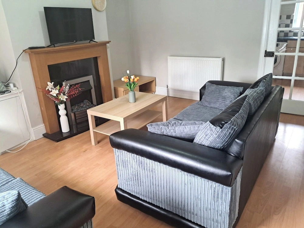 2 Bed Home - Parking, Wifi, Smart Tv