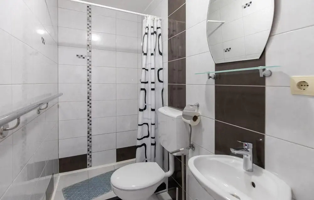 Nice Apartment in Ploce With Wifi and 5 Bedrooms