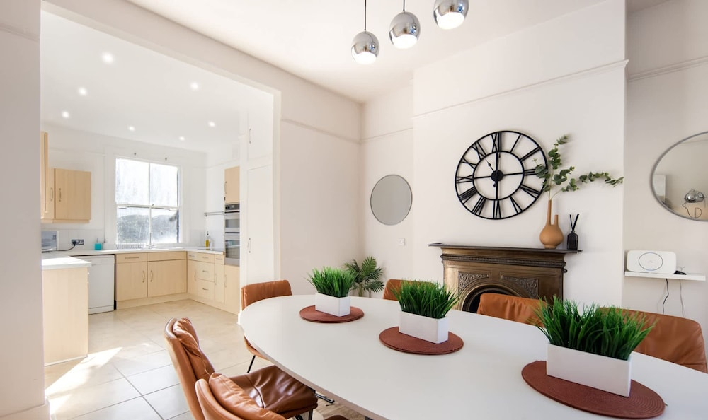 10 Mins Walk to The Oval The Kennington Retreat