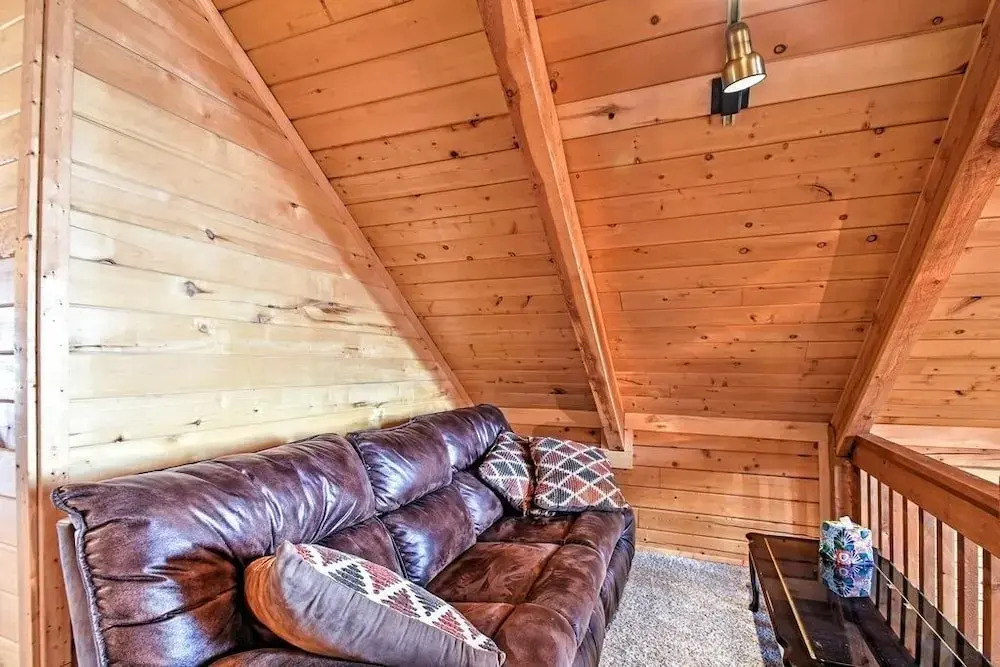Secluded W/ Game Room & Huge Wraparound Deck 3 Bedroom Cabin
