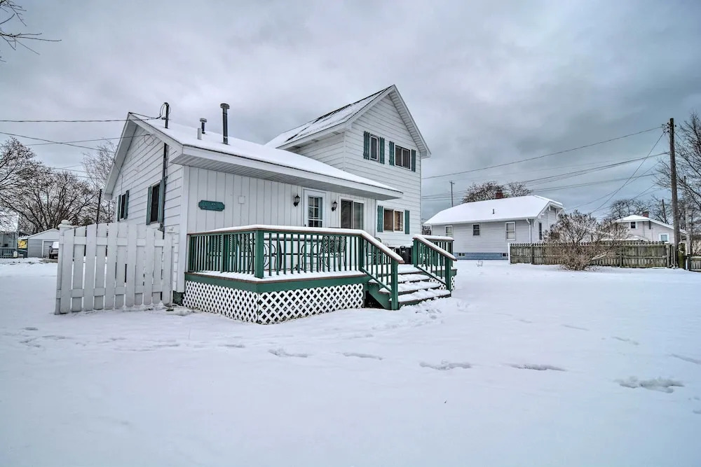 Hip Downtown Cottage - Walk to Beach, Pier, Dining
