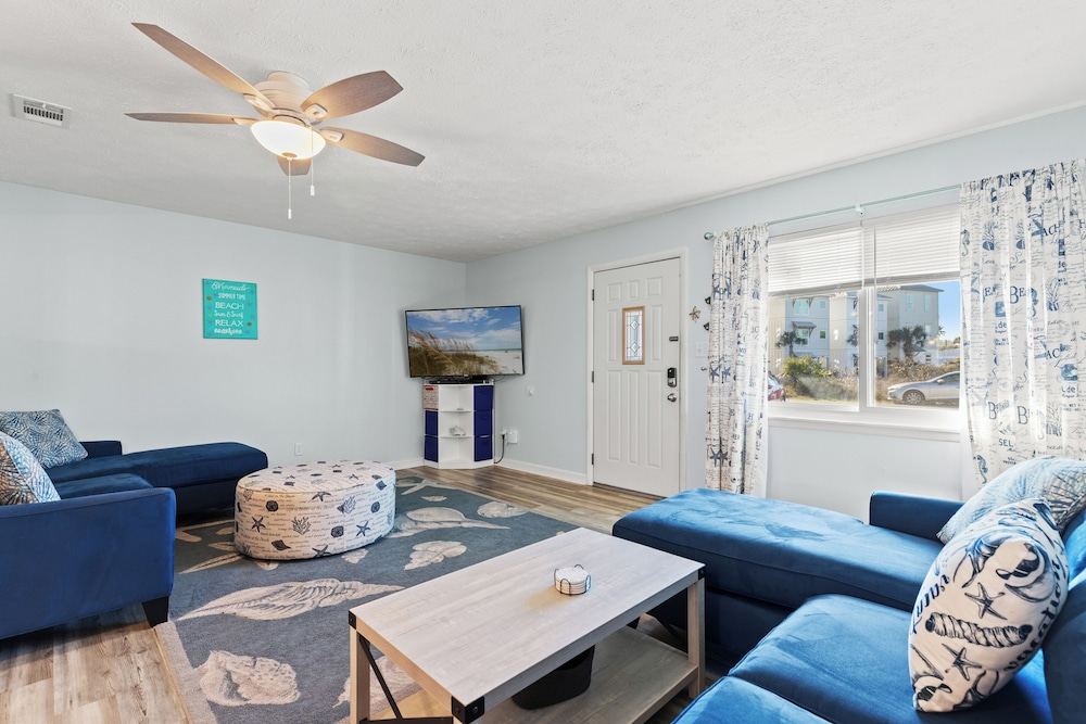 Stay at The Salty Palm! 2BR 1.5ba Sleeps 7