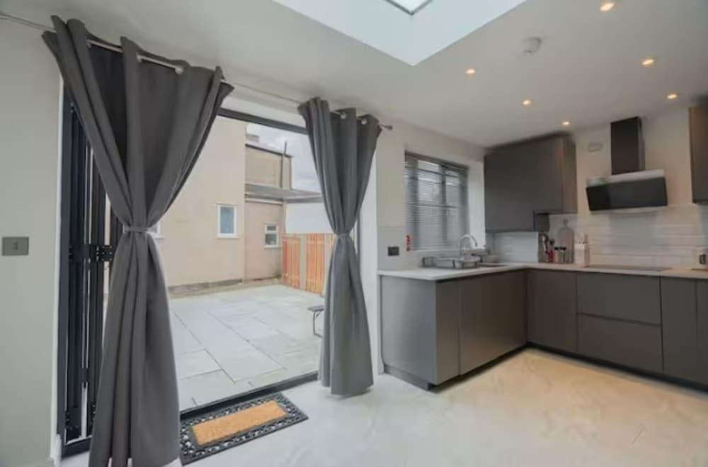 Luxury 3BR W Garden Parking Near Spurs Stadium