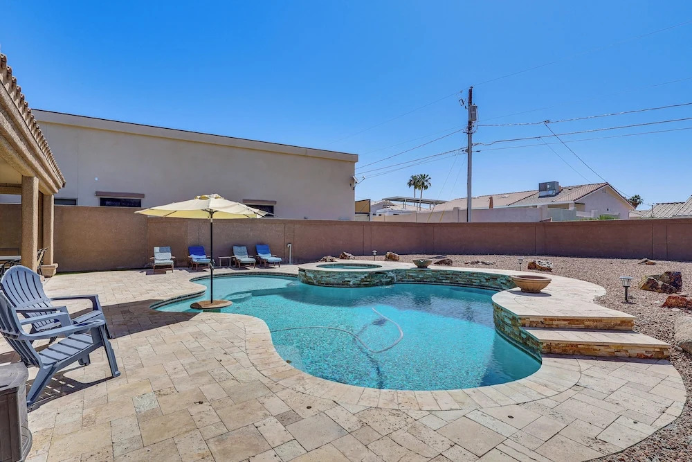 Ultimate Havasu Escape: Spacious 4BR 2 King Suites