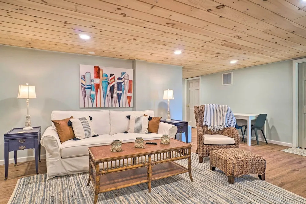 Hayesville Lake Getaway w/ Balcony & Mtn Views!