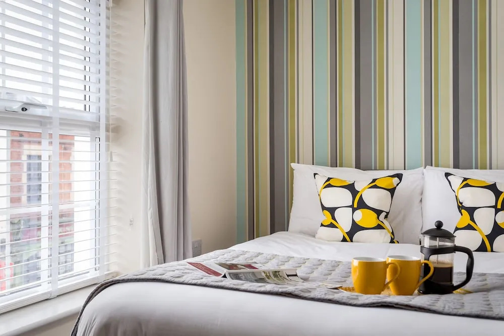 Elliot Oliver - 2 Bedroom Town Centre Apartment