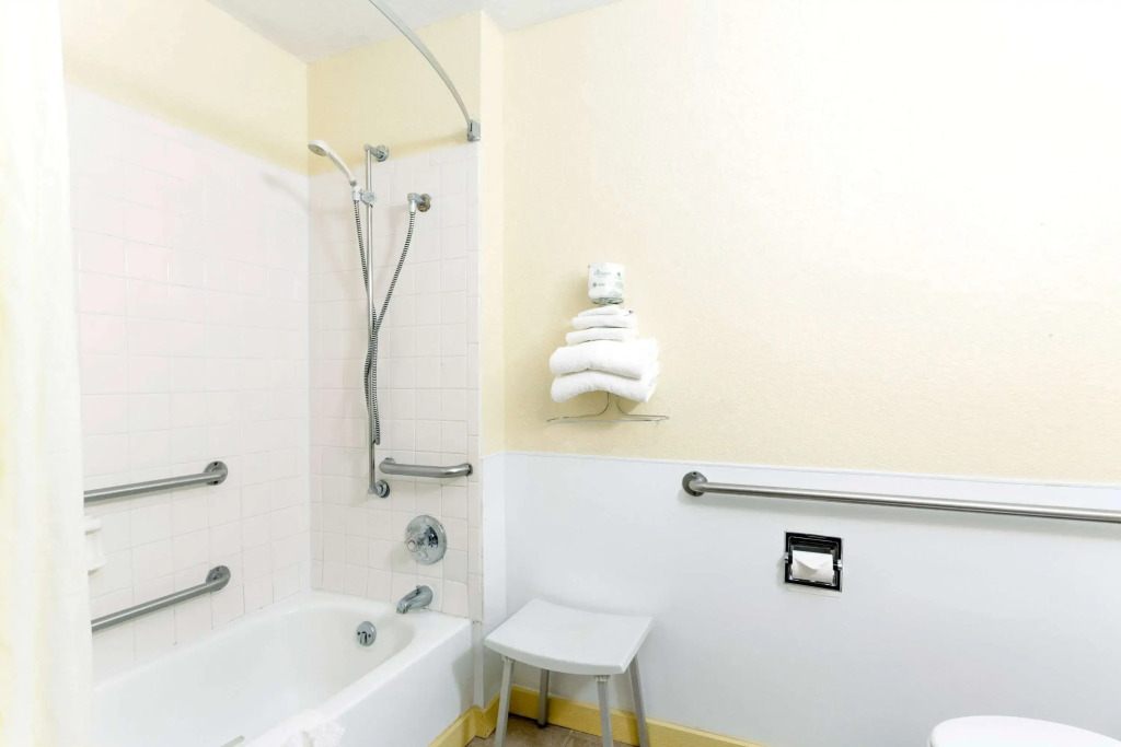 Super 8 Bath