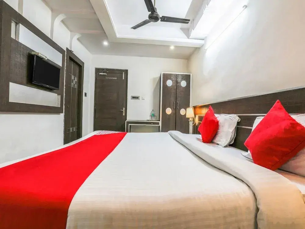 OYO 16930 Madhura Inn