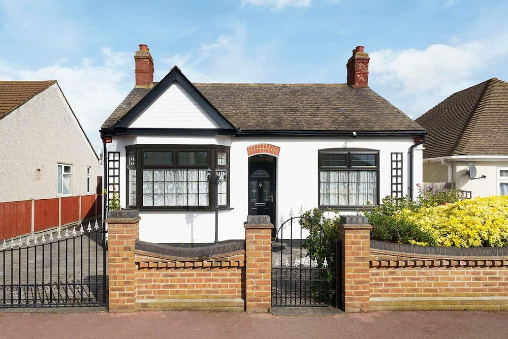 Stylish 3-bedroom Bungalow in London