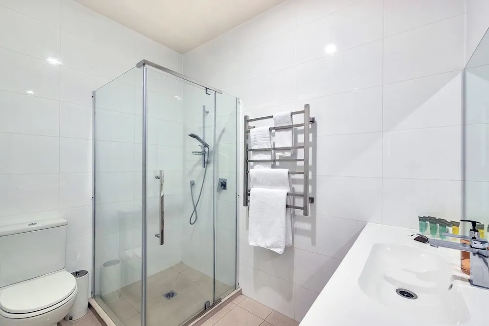 Spacious 2BR Near Westfield Newmarket