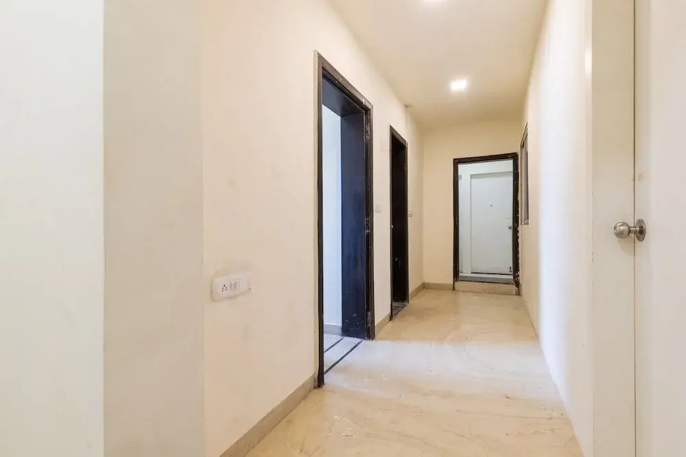 Oyo 27653 Savoy Suites
