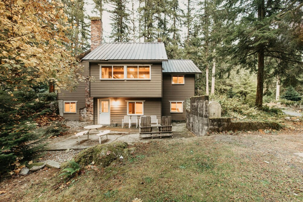 Mt Baker Lodging Cabin 3 is a Very Large Cabin on Acreage