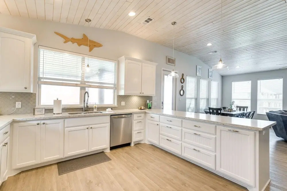 Luxe Crystal Beach Retreat w/ Views! Walk to Shore