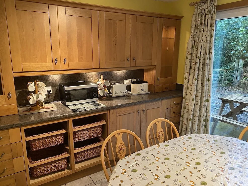 Country Cottage Sleeps 6 w Hot Tub & Dog-Friendly