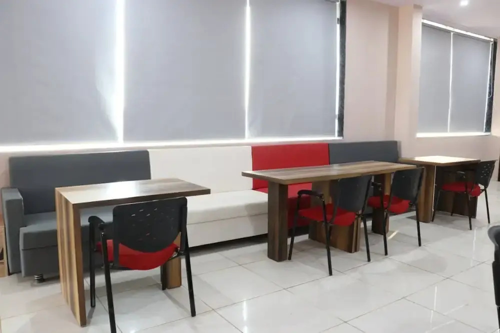 Goroomgo Pat Village Inn Indore