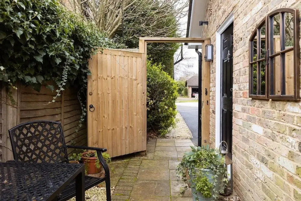 Peaceful Studio Flat With Patio and Dogs Allowed