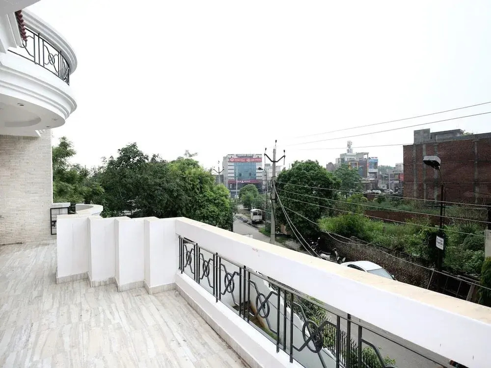 The Corner House By OYO Rooms