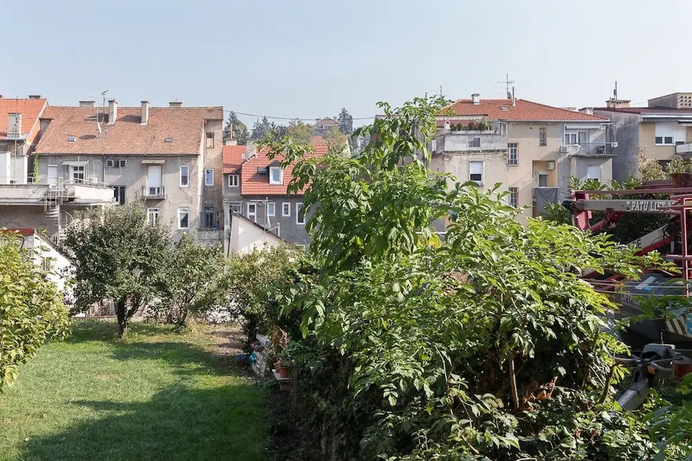 2BDR Design Apartment with Beautiful Terrace View