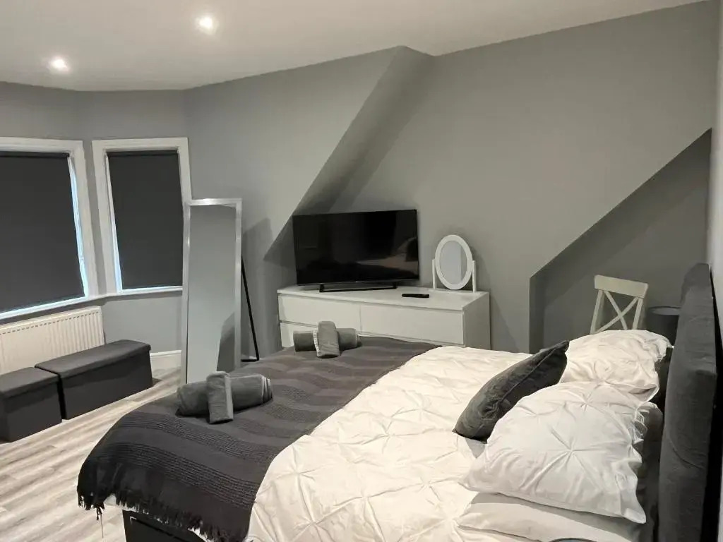 Entire spacious 4 bedroom apartment in Bournemouth