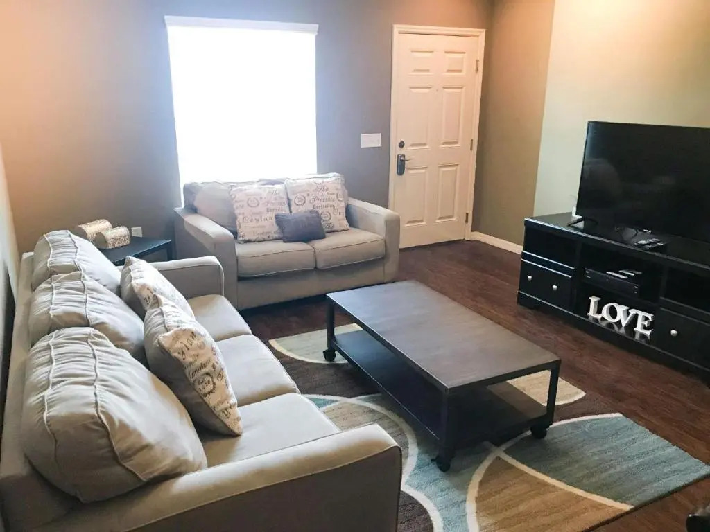 Luxury bedroom townhouse comfortable sleeps 8 Super close to Disney