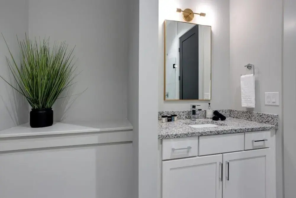 East Nash Oasis - 13 Beds - Going Fast