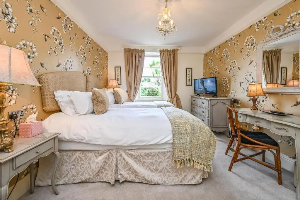 The Town House at Muntham- Luxury Holiday Home with Hot Tub