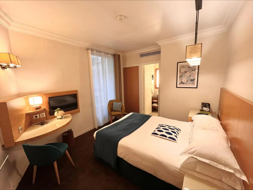 Westside Arc de Triomphe Hotel