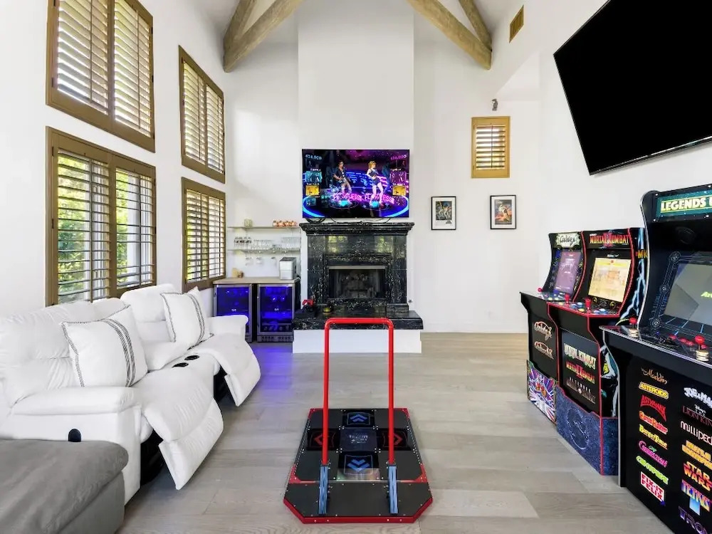 Carolwood - Modern Tuscan Villa With Rolling Lawns and Loggia in Holmby Hills