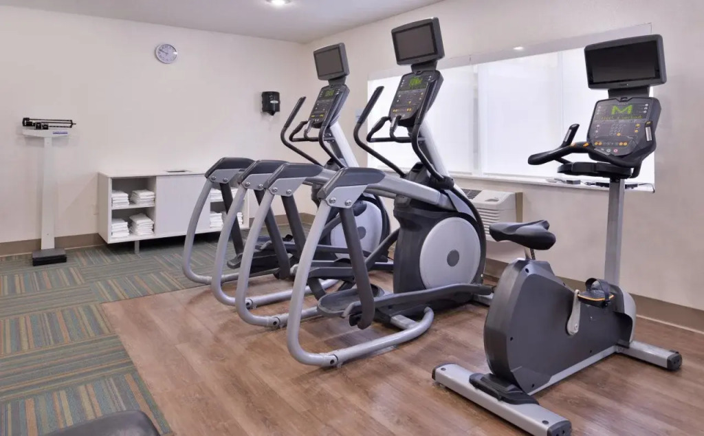 Holiday Inn Express & Suites Farmington Bloomfield by IHG
