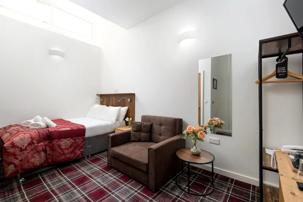 SMITH PLACE HOTEL