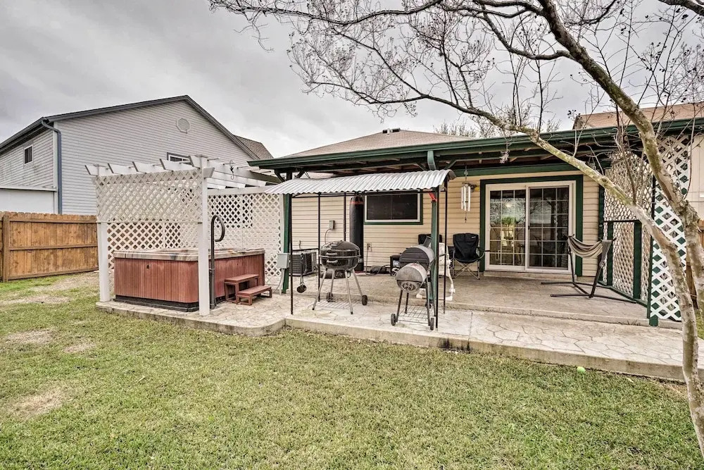 Dog-friendly Texas Retreat w/ Hot Tub, Patio & Bar