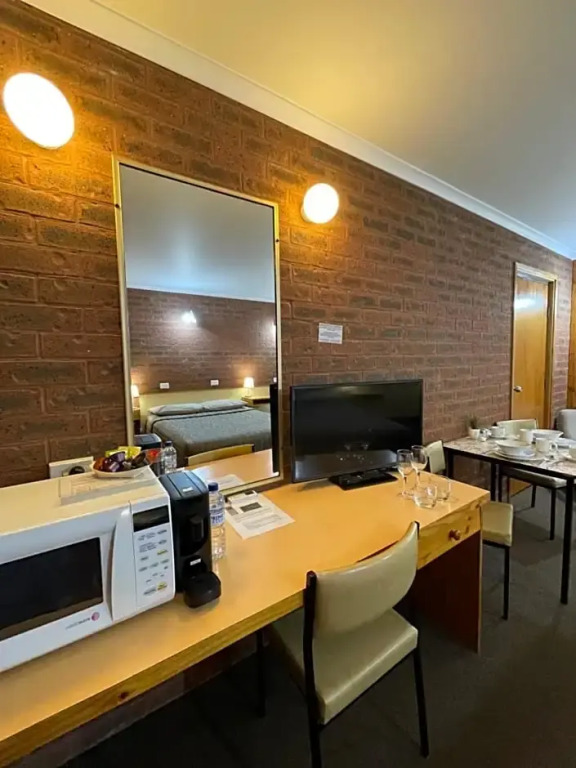 Country Roads Motor Inn