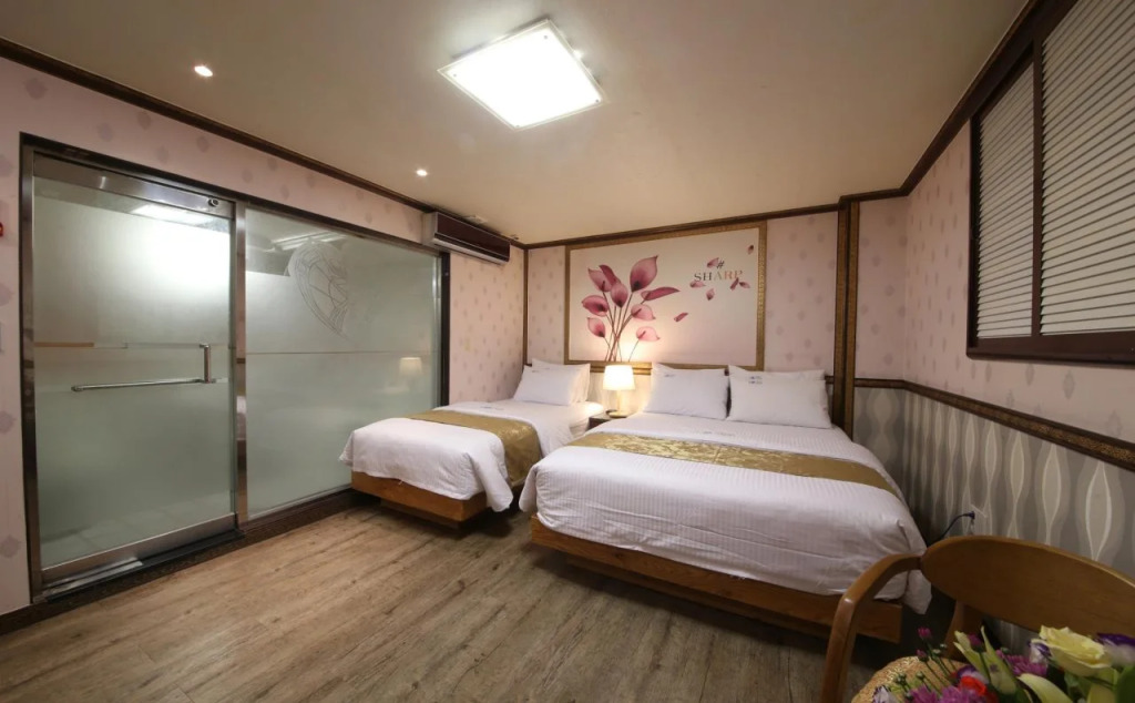 Sharp Hotel