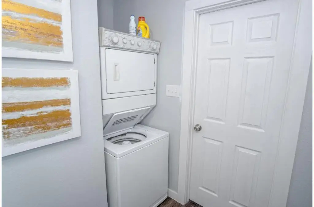 Remodeled Vintage Charm 1br/1ba Apt Close to DT