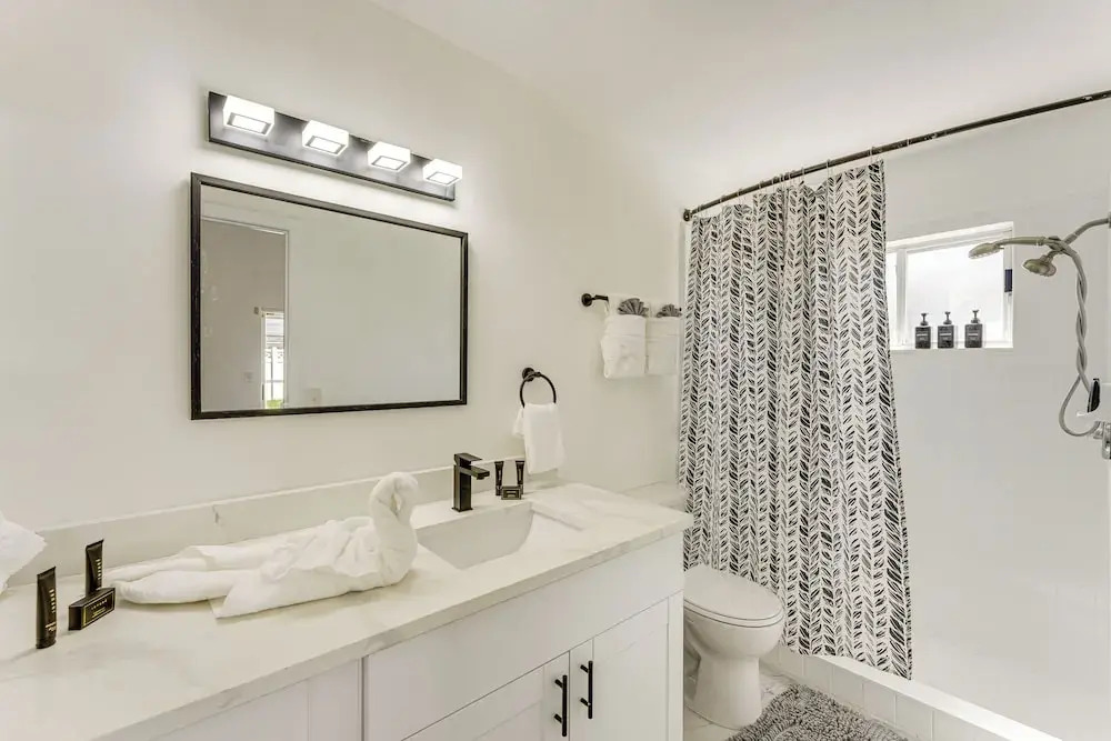 6 Mi to Disney World: Lake-view Retreat w/ Pool!