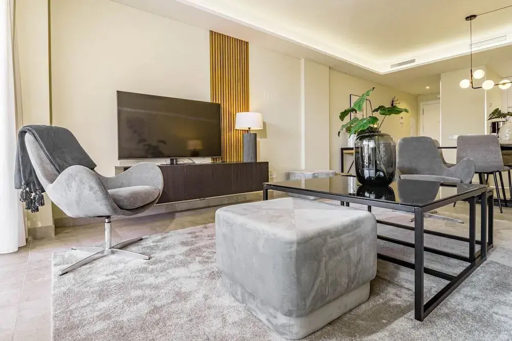 Inf3.3k- Stunning City Apartment Close to Beaches