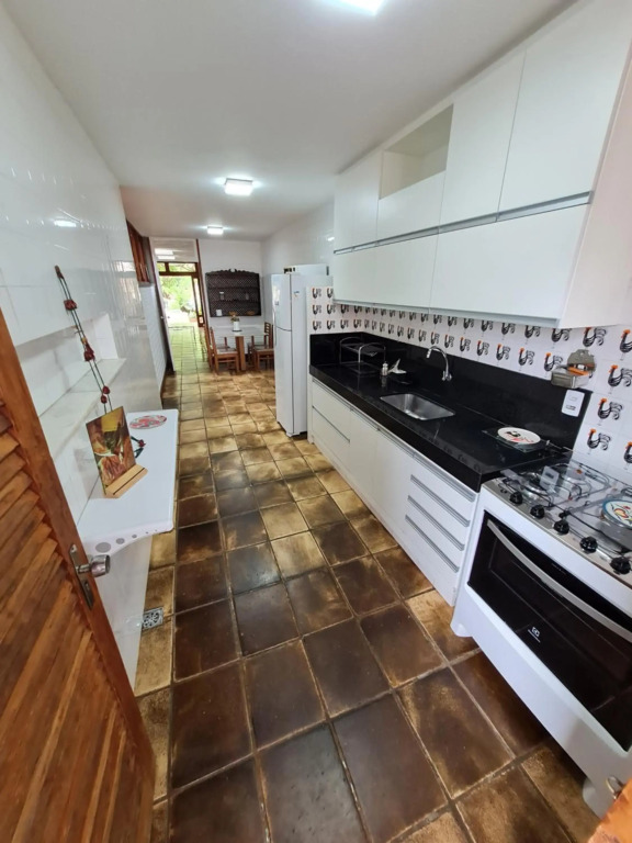 Casa Super Agradável, 250 metros da praia da Areia Preta, cinco quartos com ar, wifi, garagem, completa